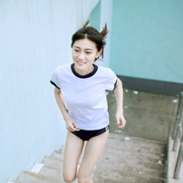 qq头像阳光意境女生:表面现象_WWW.TQQA.COM
