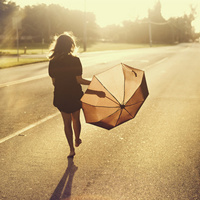 绿色意境女生头像:喜欢夏天闻雨的味道_WWW.TQQA.COM