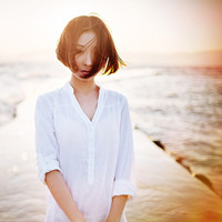 唯美阳光下女生头像:你的沉默我不懂_WWW.TQQA.COM