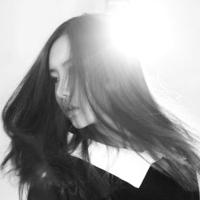 逆光黑白头像图片:伤感黑白女头:甘愿做你的影子_WWW.TQQA.COM