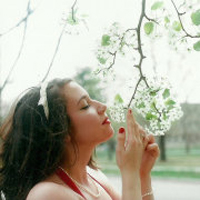 眼神交汇记住你甜蜜笑容::森系意境女生头像_WWW.TQQA.COM