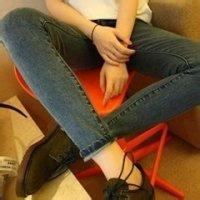 女生只照腿的qq头像:女生抱腿忧伤头像_WWW.TQQA.COM