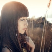 唯美女生头像大图不带字:不快乐也不悲伤_WWW.TQQA.COM
