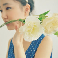 绿色意境女生头像:喜欢夏天闻雨的味道_WWW.TQQA.COM