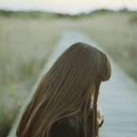 消失在人海的爱:森系背影头像女生:喜欢蓝色的百_WWW.TQQA.COM