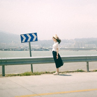 绿色意境女生头像:喜欢夏天闻雨的味道_WWW.TQQA.COM