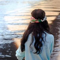 陪你把幸福装满:唯美女生背影长发头像:一个人不_WWW.TQQA.COM