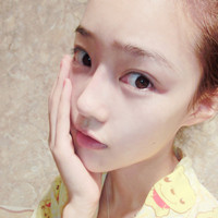 嘟着嘴扮可爱的女生头像_WWW.TQQA.COM