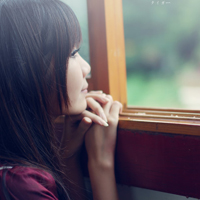 侧脸qq头像靠墙女生:意境任在_WWW.TQQA.COM
