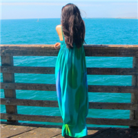 全身照QQ头像图片:远景唯美女生_WWW.TQQA.COM