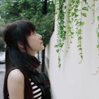 采蘑菇的小姑娘:意境森系女头_WWW.TQQA.COM