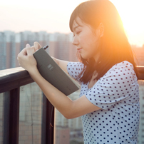 qq头像阳光意境女生:表面现象_WWW.TQQA.COM