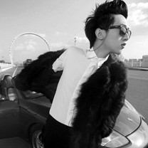 灰色帅哥头像:坚强的自己_WWW.TQQA.COM