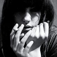 低着头的灰色长发女生头像:伴我左右_WWW.TQQA.COM