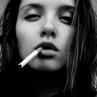 欧美抽烟女人头像:灰色:衮TMD蜜语甜言_WWW.TQQA.COM