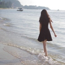 女生一个人孤单头像:唯美又伤感_WWW.TQQA.COM
