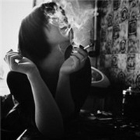 欧美颓废抽烟女生头像_WWW.TQQA.COM