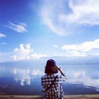 海边背影唯美女生QQ头像:海天连一线_WWW.TQQA.COM