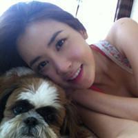 抱着猫咪的QQ女生头像:不会把爱当游戏_WWW.TQQA.COM