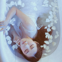 qq头像阳光意境女生:表面现象_WWW.TQQA.COM
