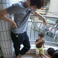 情侣抱小孩的头像:抱着宝宝好有爱_WWW.TQQA.COM