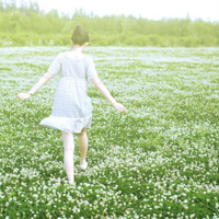 消失在人海的爱:森系背影头像女生:喜欢蓝色的百_WWW.TQQA.COM