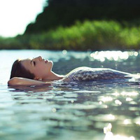 女生在水里的头像:时光带不走想念_WWW.TQQA.COM