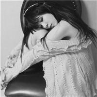 QQ灰色女生头像:带上耳机躲在寂寞黑夜里。_WWW.TQQA.COM