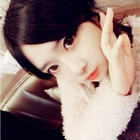 驻足撩拨发丝的瞬间:美丽俏皮的阿宝色女生头像_WWW.TQQA.COM