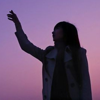 QQ头像紫色背景女生:浪漫系:生活很美好_WWW.TQQA.COM