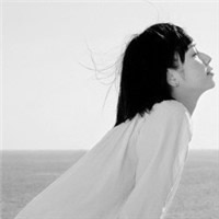 我只能在KTV说爱:伤感颓废黑白女生qq头像_WWW.TQQA.COM