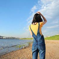 手里拿袋鱼的头像:蓝色背景唯美小清新_WWW.TQQA.COM