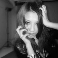 小性感黑白女生QQ头像_WWW.TQQA.COM