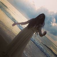 海边背影唯美女生QQ头像:海天连一线_WWW.TQQA.COM