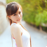 qq头像阳光意境女生:表面现象_WWW.TQQA.COM