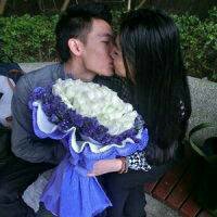 情侣接吻头像:情侣专用:一左一右分开_WWW.TQQA.COM