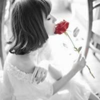 唯美拿白色花的女生头像:朦胧的意境_WWW.TQQA.COM