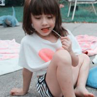 外国可爱小孩头像一左一右:天真无邪的容颜_WWW.TQQA.COM