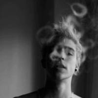 欧美灰色qq头像男生:爱你的人你不爱_WWW.TQQA.COM
