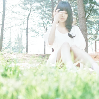森系女生qq头像伤感:抱着回忆等半年_WWW.TQQA.COM