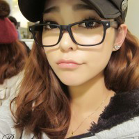 眼镜控气质可爱女生头像:属于我们的烟火_WWW.TQQA.COM