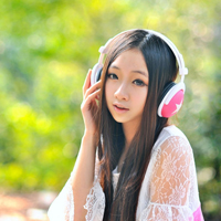 让想念的歌不在唱:带着耳机听着歌的唯美头像_WWW.TQQA.COM