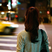 消失在人海的爱:森系背影头像女生:喜欢蓝色的百_WWW.TQQA.COM