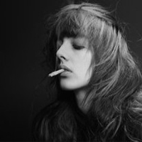欧美颓废抽烟女生头像_WWW.TQQA.COM