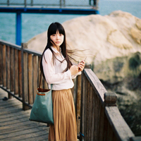 采蘑菇的小姑娘:意境森系女头_WWW.TQQA.COM