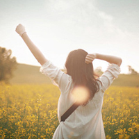 陪你把幸福装满:唯美女生背影长发头像:一个人不_WWW.TQQA.COM