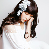 欧美头像女生:盘腿坐着的发呆i_WWW.TQQA.COM