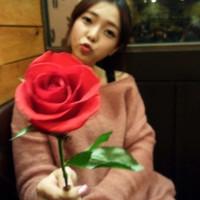 自信心爆棚:唯美红色气质女头像_WWW.TQQA.COM