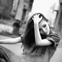 妩媚灰色美女头像:漂亮姑娘:光芒万丈_WWW.TQQA.COM