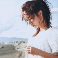 侧脸qq头像靠墙女生:意境任在_WWW.TQQA.COM